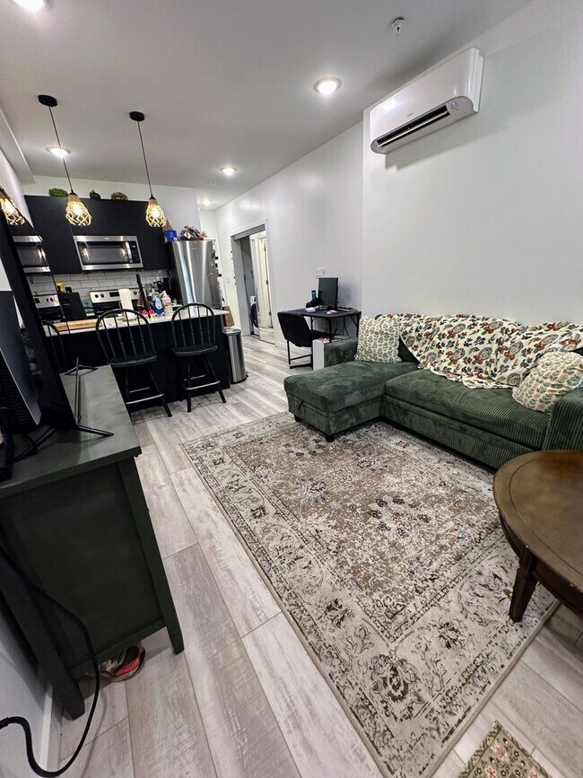 Building Photo - Private fenced yard! Modern, stylish & fully updated apartment!