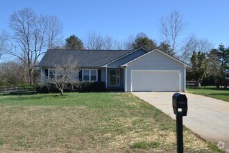 Building Photo - AVAILABLE August 5, 2025 Nice 3 bdrm 2 bat...