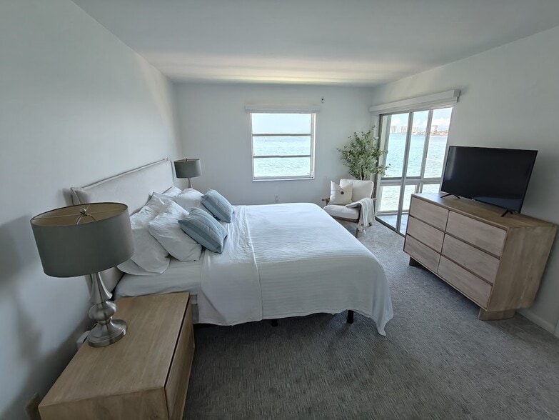 Building Photo - 410 Wilma Cir