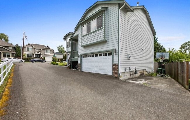 Building Photo - 4 Bed 3Bath Beautiful Single-family House ...