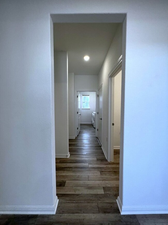 Building Photo - 106 Middle Crk Rd