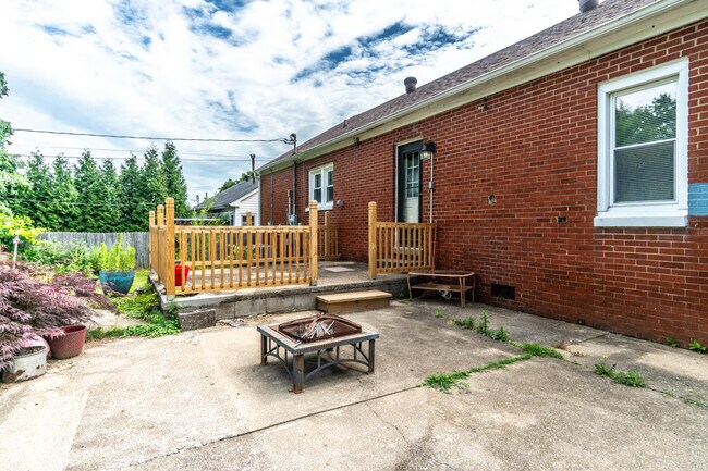 Building Photo - 120 Windsor Dr