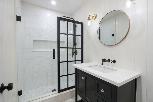 Building Photo - 3 bed 2 bath remodeled home features rustic charm blended with contemporary elegance