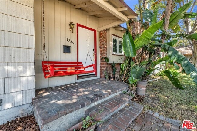 Building Photo - 13253 Magnolia Blvd