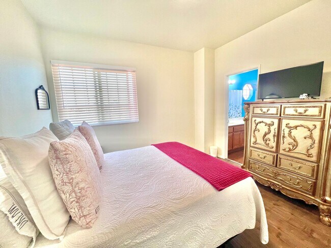 Building Photo - Spacious 5-Bed, 3-Bath Home in Rialto – Ve...