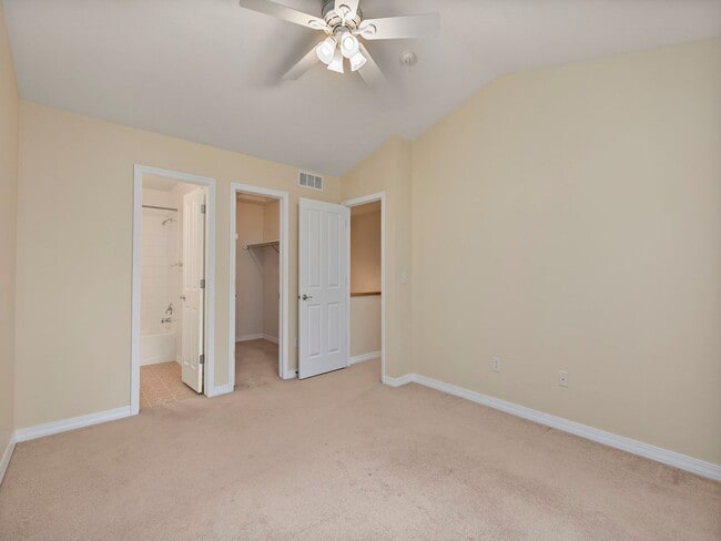 Building Photo - Beautiful 2 Bed 2.5 Bath Townhouse in SE F...