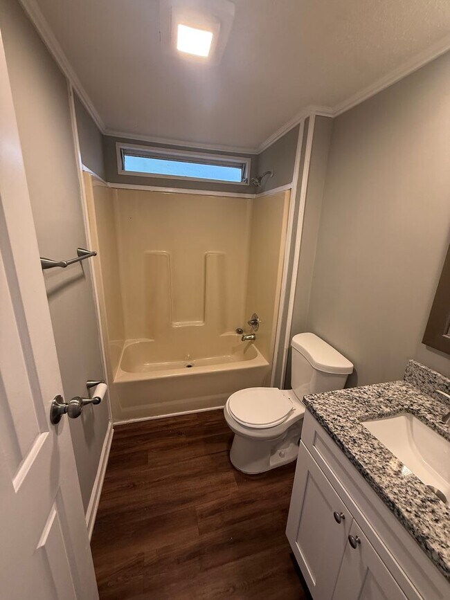 Building Photo - **Renovated**2 bed 2 bath home