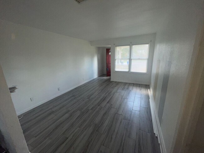 Building Photo - 3/2/2 home on a quiet street. Centrally lo...