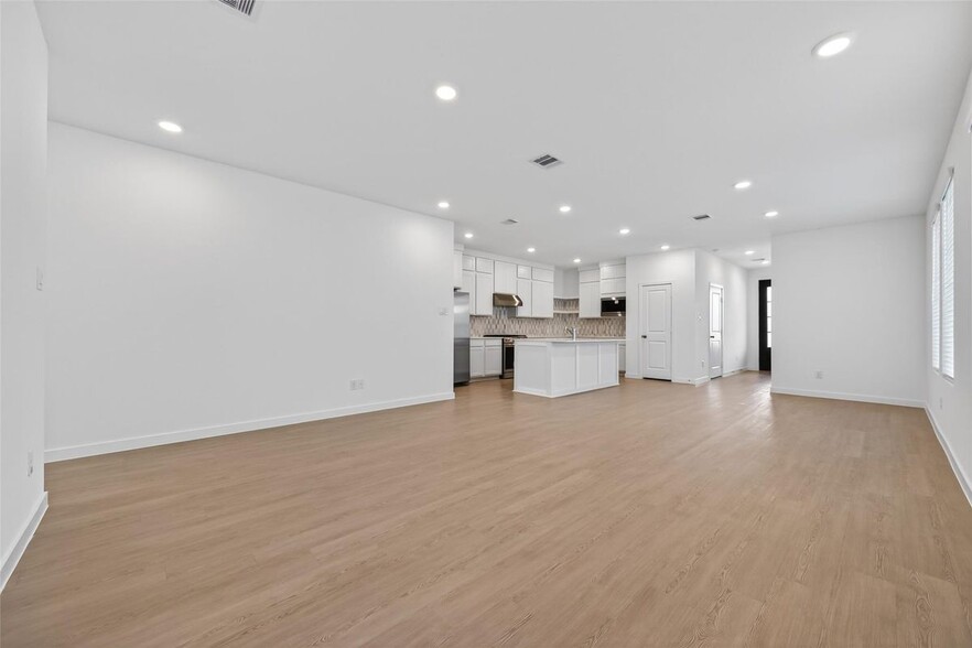 Building Photo - 27435 Sunterra Village Dr