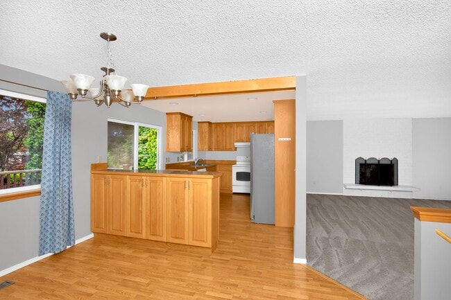 Building Photo - 4 Bedroom 3 Bath Split Level Kirkland