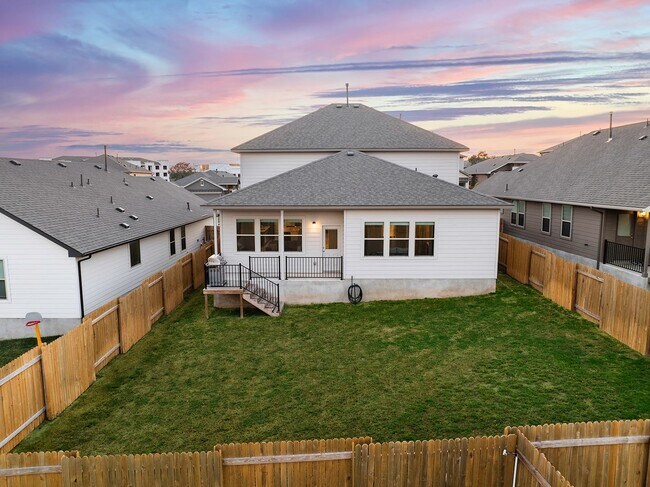 Building Photo - Amazing 5 Bedroom Home - Georgetown