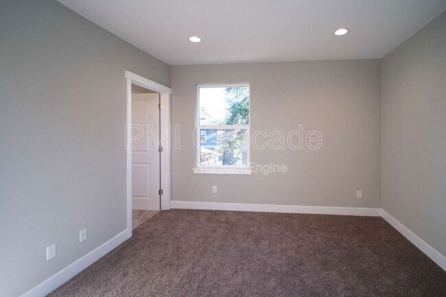 Building Photo - 933 S Sprague Ave