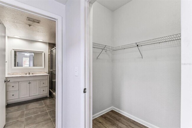 Building Photo - 2421 W Horatio St