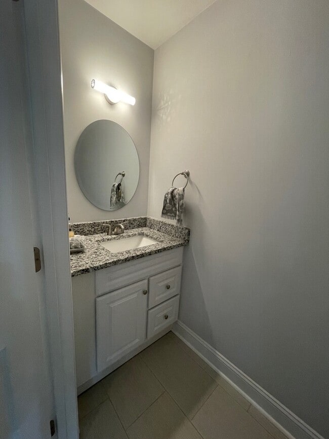 Building Photo - Beautifully Furnished 4-Bedroom Home with ...