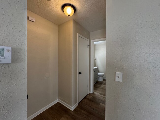 Building Photo - Beautiful 3 Bedroom, 1.5 Bath Townhome wit...