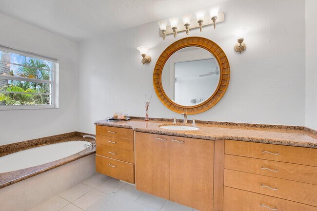 Building Photo - 1222 Hillsboro Mile