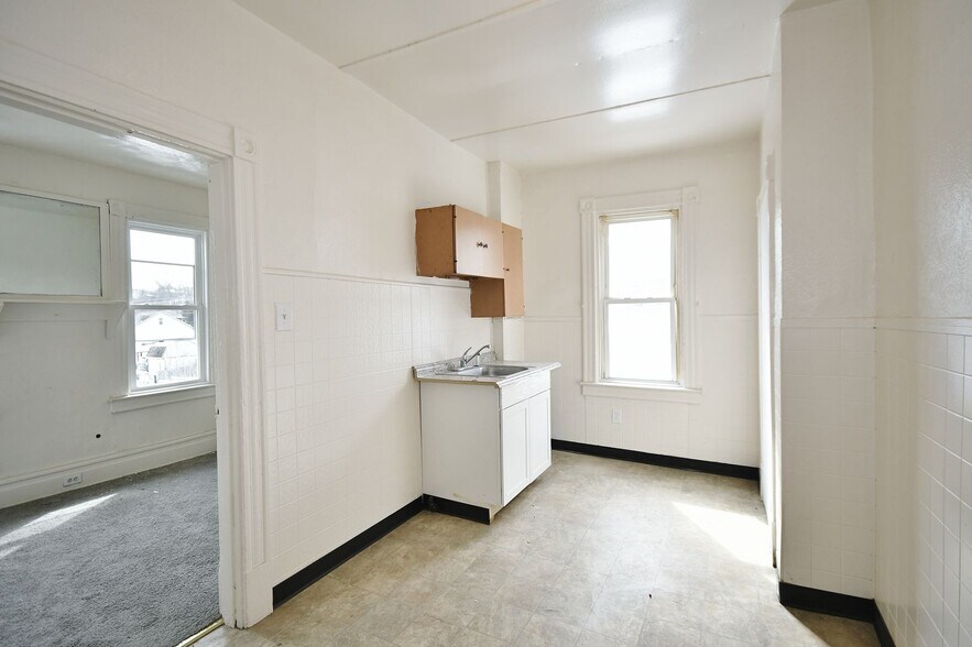 Building Photo - 855 Crucible St