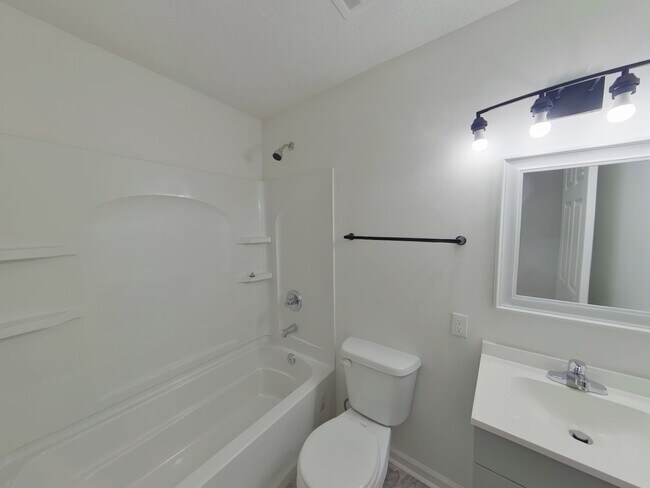 Building Photo - 5BR Renovated Home - Accepting Section 8