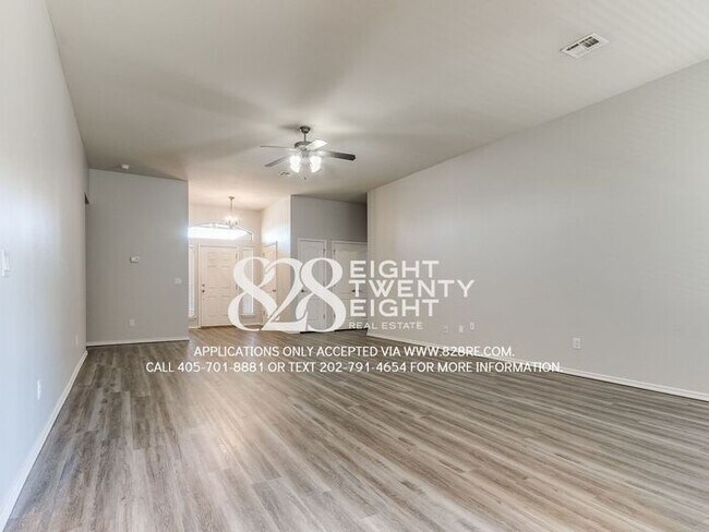 Building Photo - Lovely 3 Bed/2 Bath/2 Car Garage Single Fa...