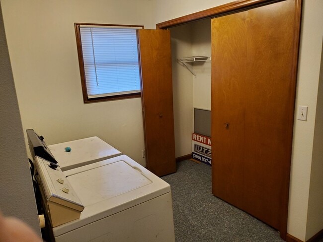 Building Photo - 2 bedroom duplex with 2 car attached garage!