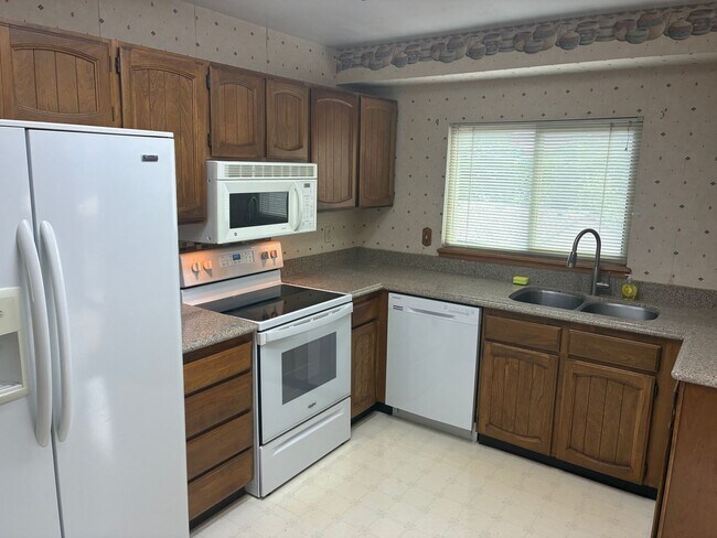 Building Photo - Beautiful 3-Bedroom, 3-Bath Home With Grea...