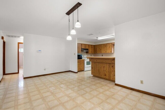 Building Photo - Home For Rent in St Petersburg!