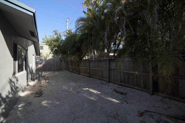 Building Photo - 1126 NE 16th Pl