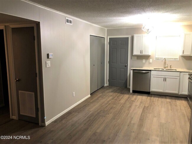 Building Photo - 100 Ravenwood Dr