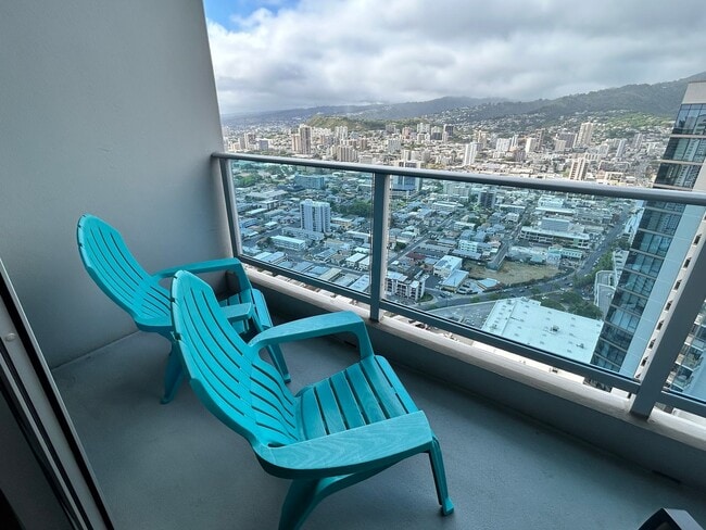 Building Photo - Penthouse 1-bedroom with 2-Parking!