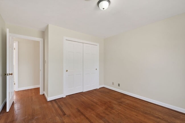 Building Photo - 2305 Lakewood Ln