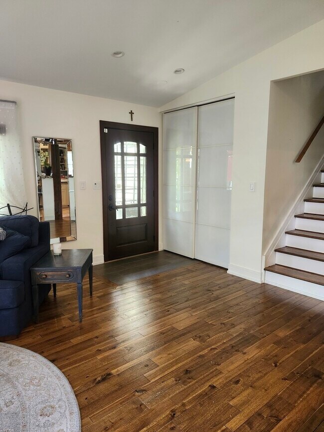 Building Photo - 301 Oakbrook Ct