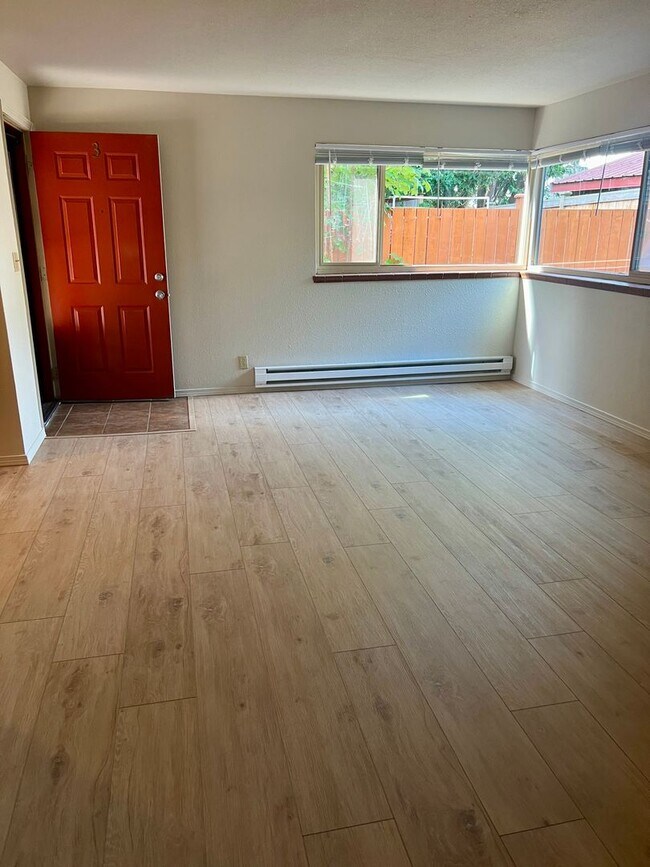 Building Photo - Cozy Ballard studio with charming kitchen & dining nook! Brand new LVP floors!