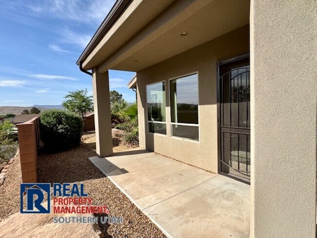 Building Photo - 4 Bedroom home on elevated Bloomington lot...
