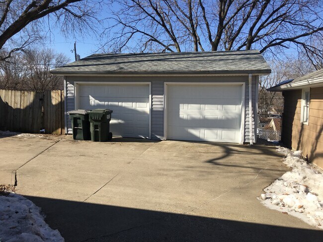 Building Photo - 911 S Mulberry St