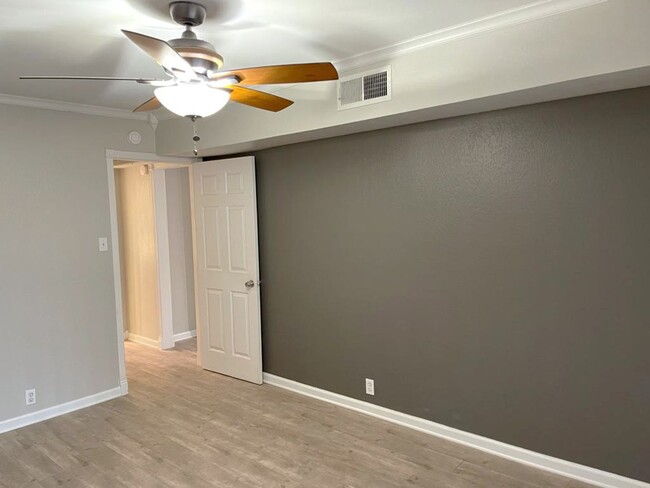 Building Photo - Amazing 1 Bedroom 1 Bath Condo - Move In R...