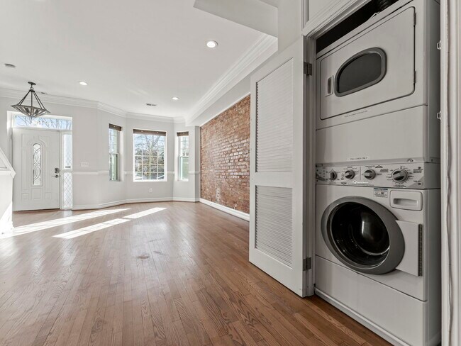 Building Photo - 1215 Otis Pl NW