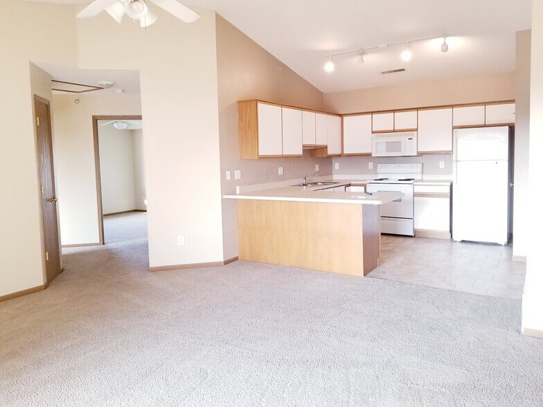 Primary Photo - 560 Penn Ct