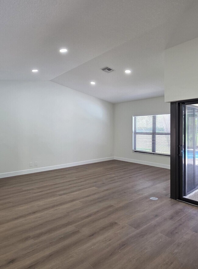 Building Photo - 11354 Island Lakes Ln