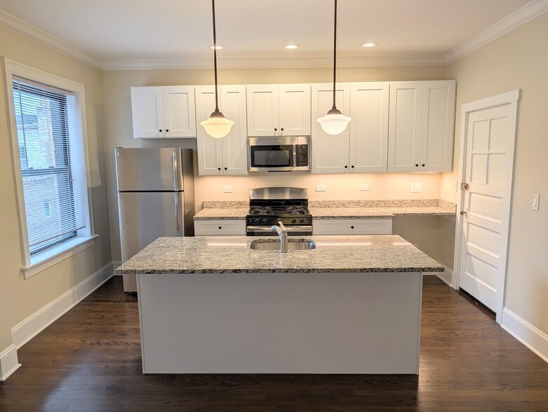 Building Photo - 1360 E 52nd St