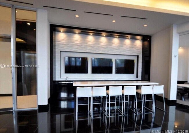 Building Photo - 851 NE 1st Ave