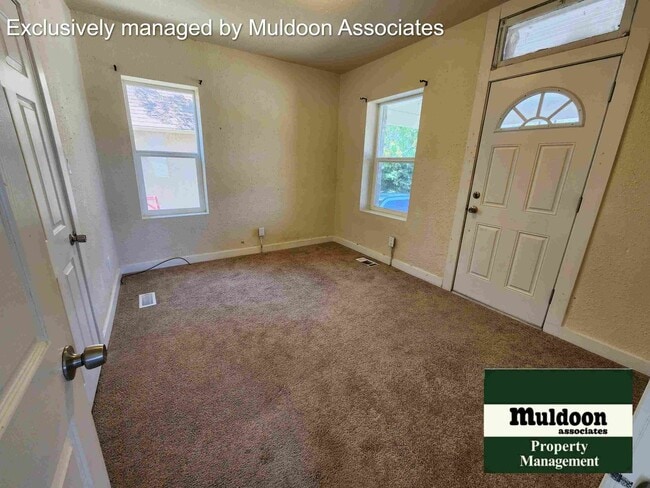 Building Photo - Great 2 bed 1 bath 1 car garage available now!