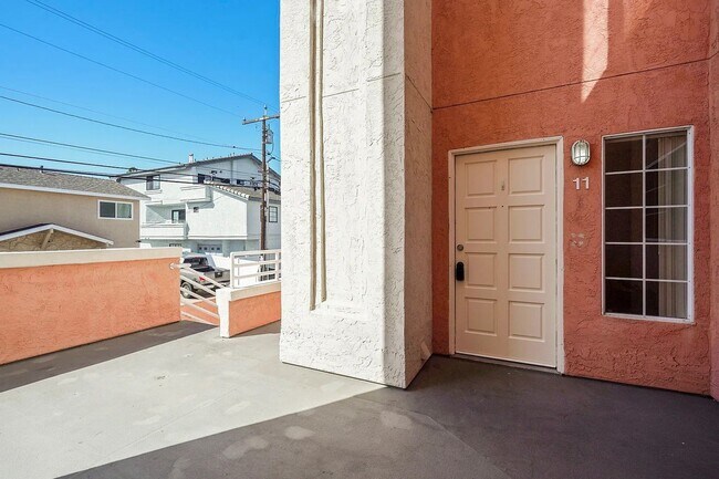 Building Photo - SD: Stunning 3BD/2.5BA Townhome in Imperial Beach with Ocean Views, Rooftop Patio & In-Unit Laundry