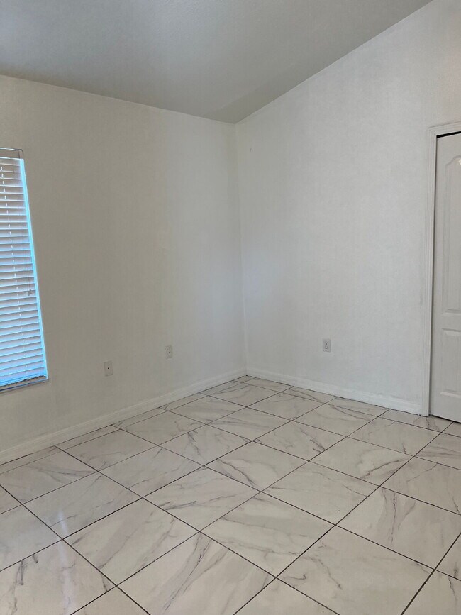Building Photo - 4 Bedroom 3 Bath Single Family Home