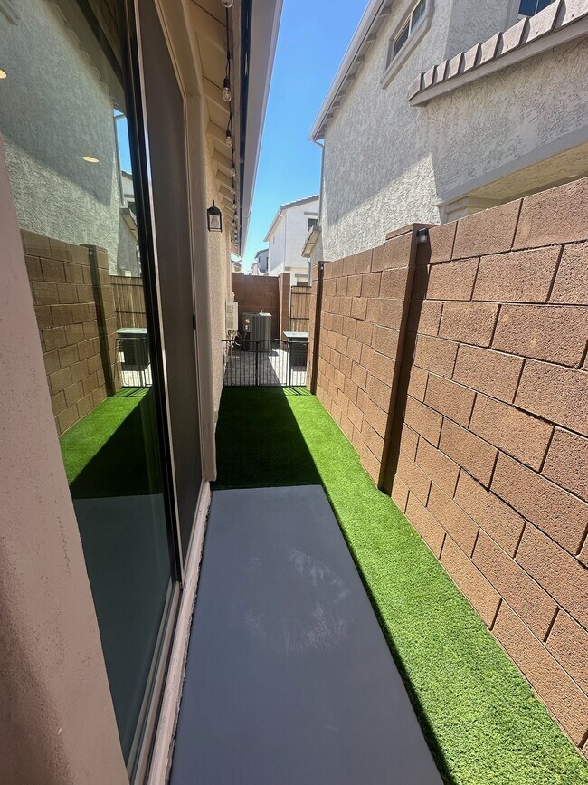 Building Photo - 25238 N 142nd Dr