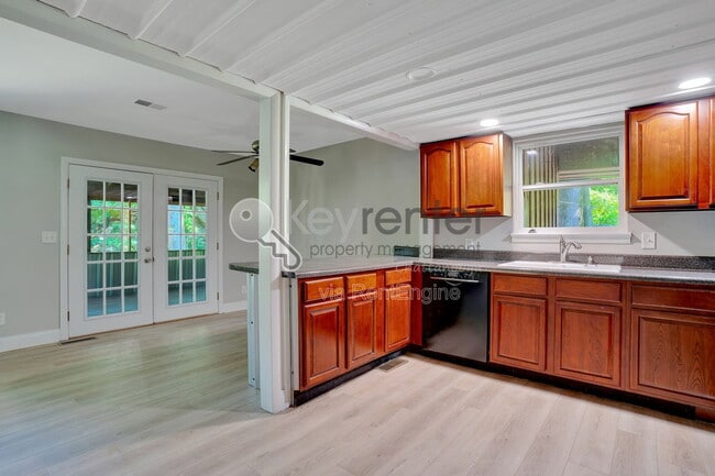 Building Photo - 1461 Palisades Rd