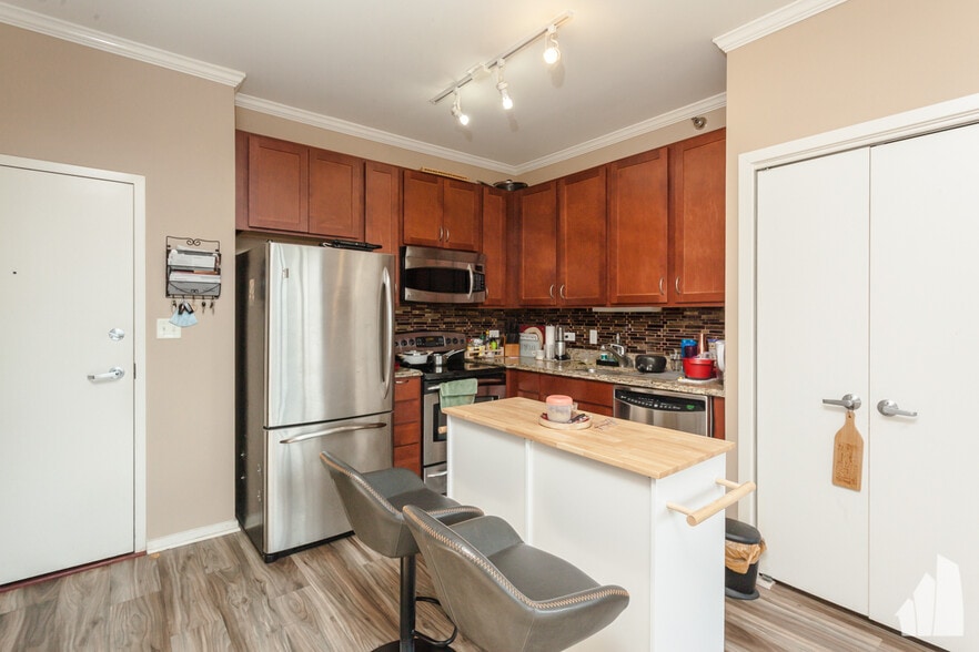 Building Photo - 1 E 8th St