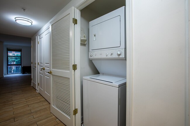 Building Photo - Cozy Studio Condo in Penn Quarter!