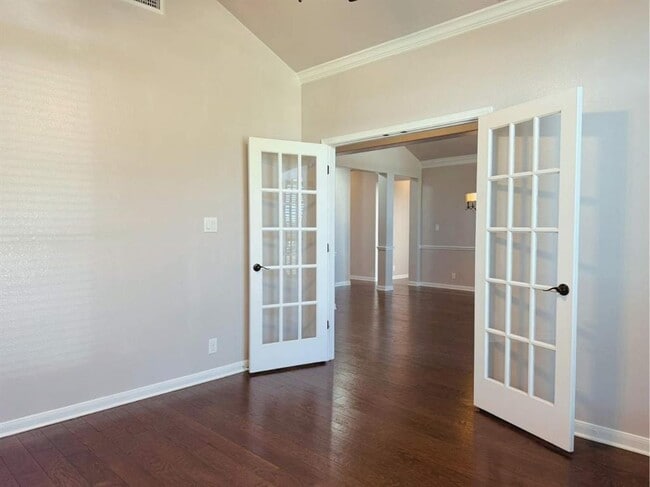 Building Photo - 323 Chisholm Trail