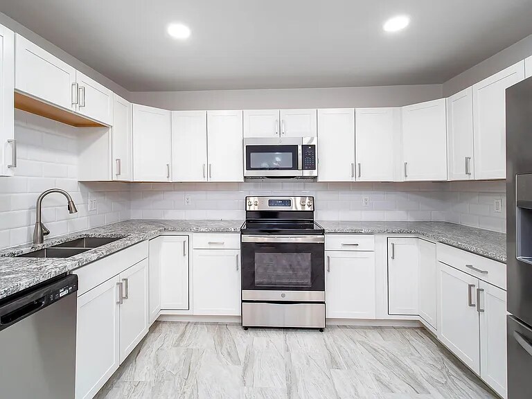 Building Photo - 1017 E West Cir Dr