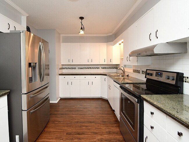 Building Photo - Spacious Living